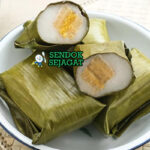Kue Nagasari dengan isian pisang di atas daun pisang