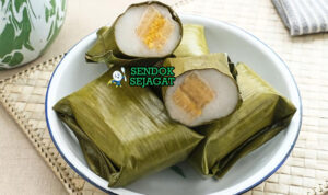 Kue Nagasari dengan isian pisang di atas daun pisang