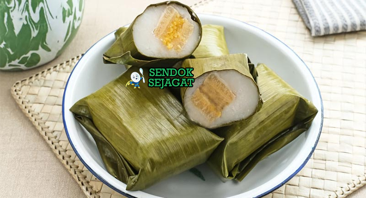 Kue Nagasari dengan isian pisang di atas daun pisang