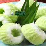 Kue Putu Ayu dengan isian gula merah meleleh dan taburan kelapa