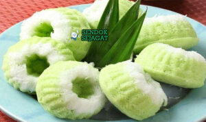 Kue Putu Ayu dengan isian gula merah meleleh dan taburan kelapa