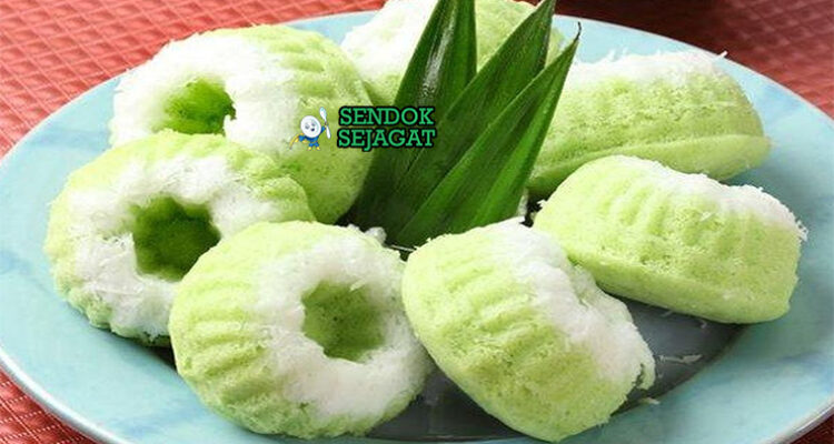 Kue Putu Ayu dengan isian gula merah meleleh dan taburan kelapa