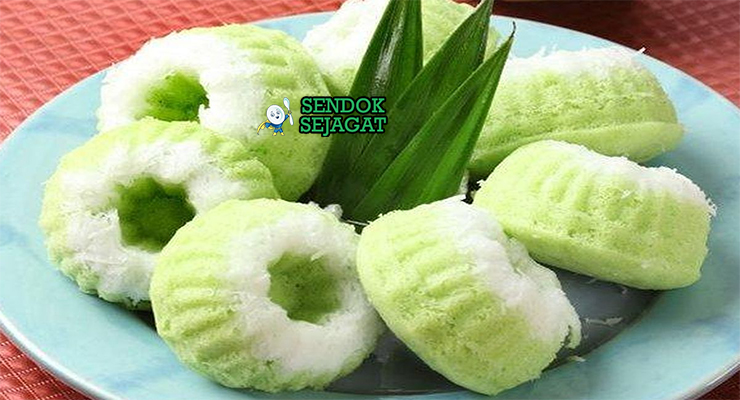 Kue Putu Ayu dengan isian gula merah meleleh dan taburan kelapa