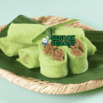 Kuih Dadar gulung dengan isian kelapa di piring saji