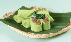 Kuih Dadar gulung dengan isian kelapa di piring saji