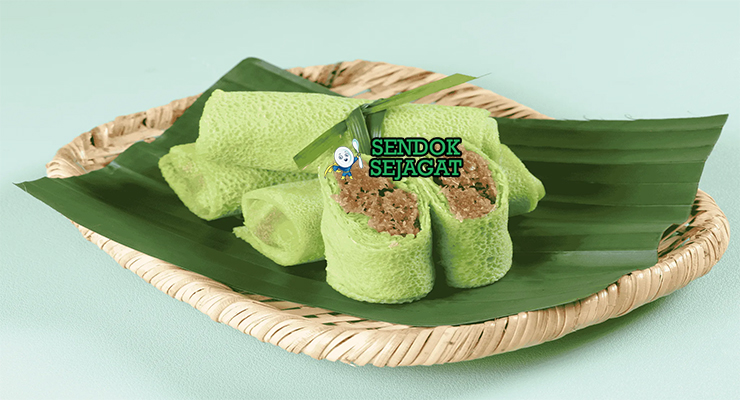 Kuih Dadar gulung dengan isian kelapa di piring saji