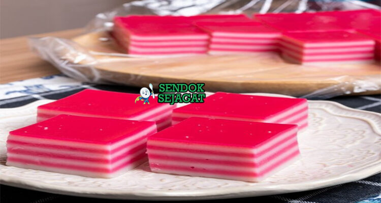 Kuih Lapis warna-warni dipotong rapi di piring saji
