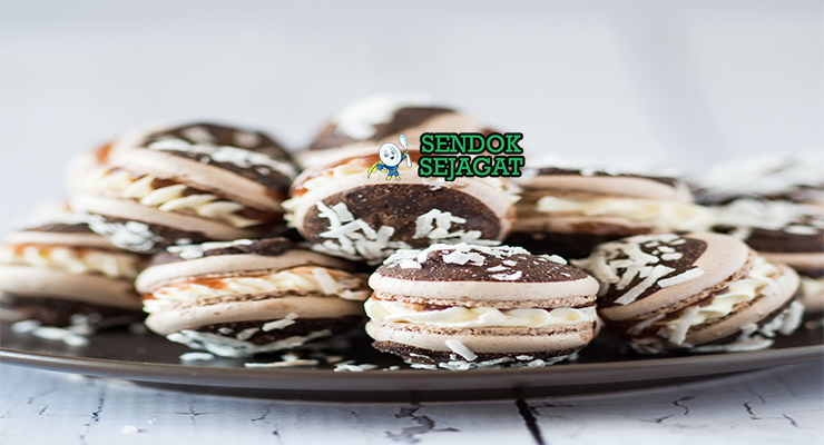 Lamington Macarons dengan shell cokelat dan salutan kelapa