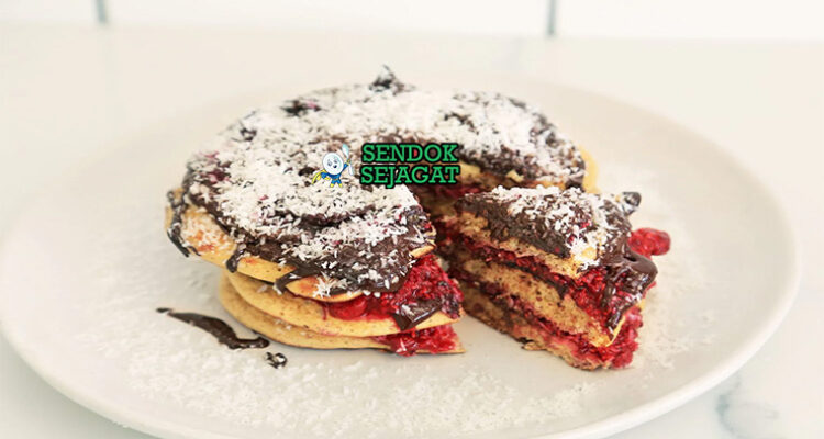 Lamington Pancakes dengan saus cokelat dan kelapa di piring saji