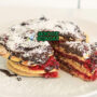 Lamington Pancakes dengan saus cokelat dan kelapa di piring saji