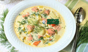 Lohikeitto dengan salmon dan kuah creamy di mangkuk saji
