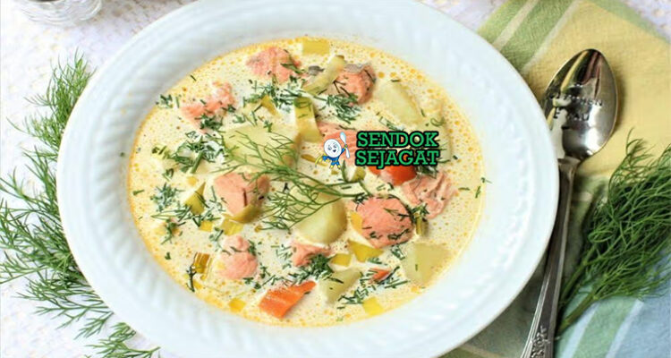 Lohikeitto dengan salmon dan kuah creamy di mangkuk saji