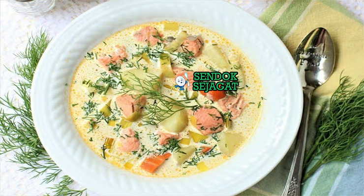 Lohikeitto dengan salmon dan kuah creamy di mangkuk saji