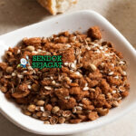 Macadamia Dukkah dalam mangkuk dengan roti damper di samping