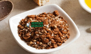 Macadamia Dukkah dalam mangkuk dengan roti damper di samping
