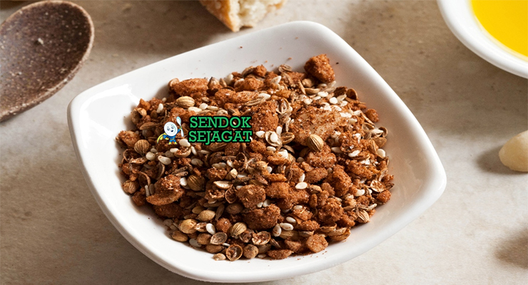 Macadamia Dukkah dalam mangkuk dengan roti damper di samping