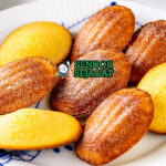 Madeleines dengan bentuk shell dan taburan gula bubuk