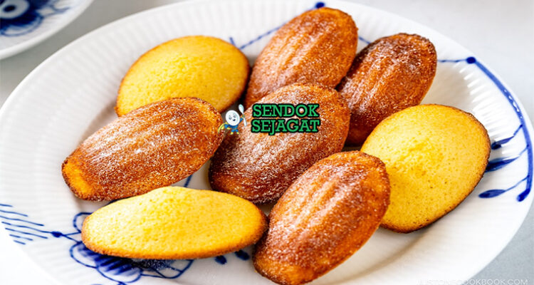 Madeleines dengan bentuk shell dan taburan gula bubuk