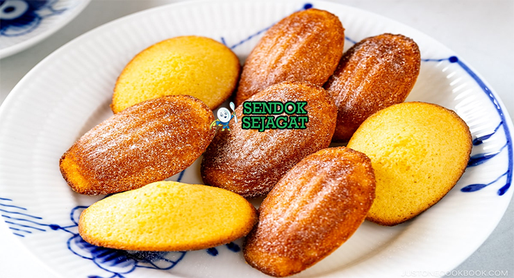 Madeleines dengan bentuk shell dan taburan gula bubuk
