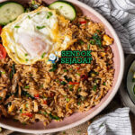 Malaysian Nasi Goreng Kampung dengan telur mata sapi dan ikan bilis di piring saji