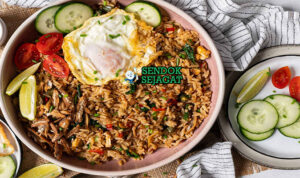 Malaysian Nasi Goreng Kampung dengan telur mata sapi dan ikan bilis di piring saji