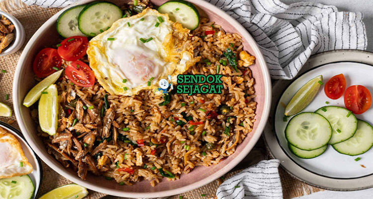 Malaysian Nasi Goreng Kampung dengan telur mata sapi dan ikan bilis di piring saji