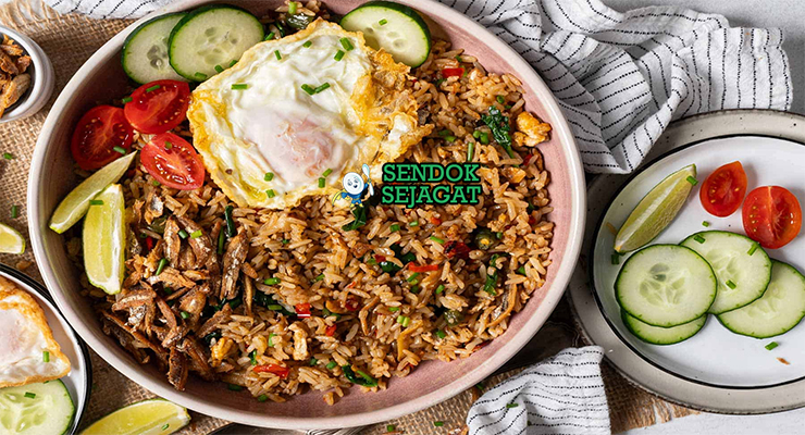 Malaysian Nasi Goreng Kampung dengan telur mata sapi dan ikan bilis di piring saji