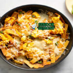 Migas dengan chorizo dan remah roti renyah di piring saji