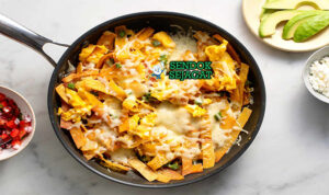 Migas dengan chorizo dan remah roti renyah di piring saji