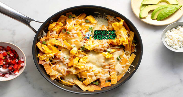 Migas dengan chorizo dan remah roti renyah di piring saji