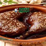 Mole Poblano dengan ayam dan saus cokelat kental