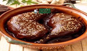 Mole Poblano dengan ayam dan saus cokelat kental