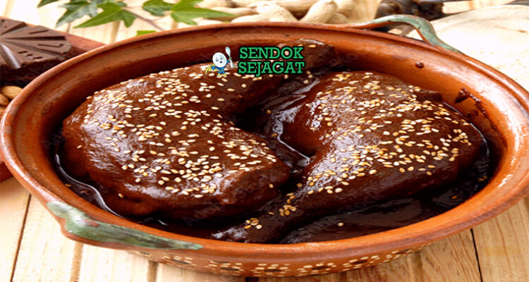 Mole Poblano dengan ayam dan saus cokelat kental