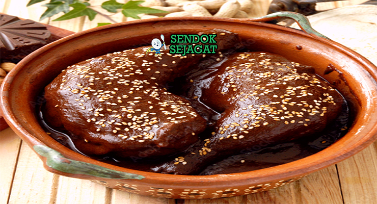 Mole Poblano dengan ayam dan saus cokelat kental