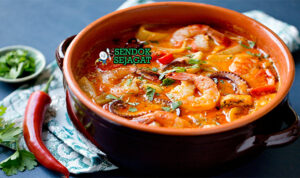 Brazilian Moqueca dengan udang dan kuah santan kental