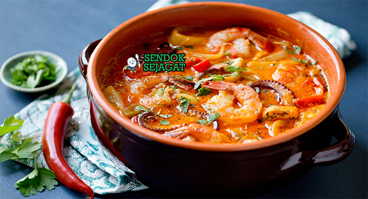Brazilian Moqueca dengan udang dan kuah santan kental