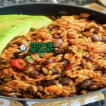 Moros y Cristianos dengan nasi kacang hitam dan daging di piring saji