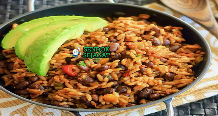 Moros y Cristianos dengan nasi kacang hitam dan daging di piring saji