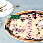 Mustikkapiirakka dengan blueberry dan krim asam di piring