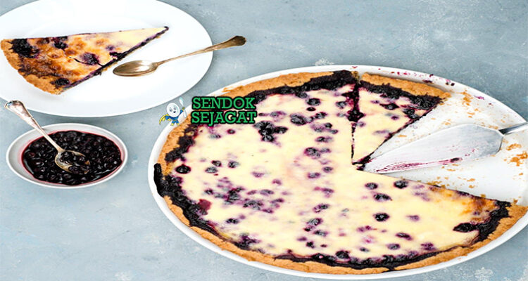 Mustikkapiirakka dengan blueberry dan krim asam di piring