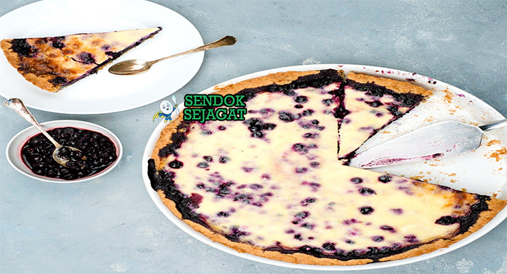 Mustikkapiirakka dengan blueberry dan krim asam di piring