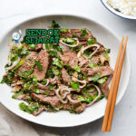 Nam Tok dengan daging sapi panggang dan daun ketumbar
