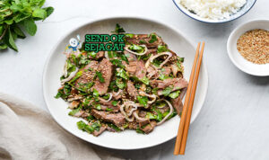 Nam Tok dengan daging sapi panggang dan daun ketumbar