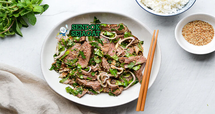 Nam Tok dengan daging sapi panggang dan daun ketumbar