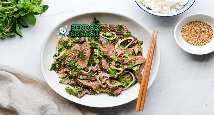 Nam Tok dengan daging sapi panggang dan daun ketumbar