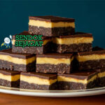 Nanaimo Bars dengan lapisan cokelat, custard, dan ganache