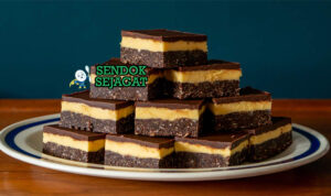 Nanaimo Bars dengan lapisan cokelat, custard, dan ganache