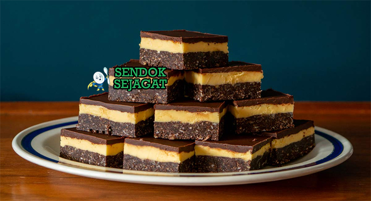 Nanaimo Bars dengan lapisan cokelat, custard, dan ganache