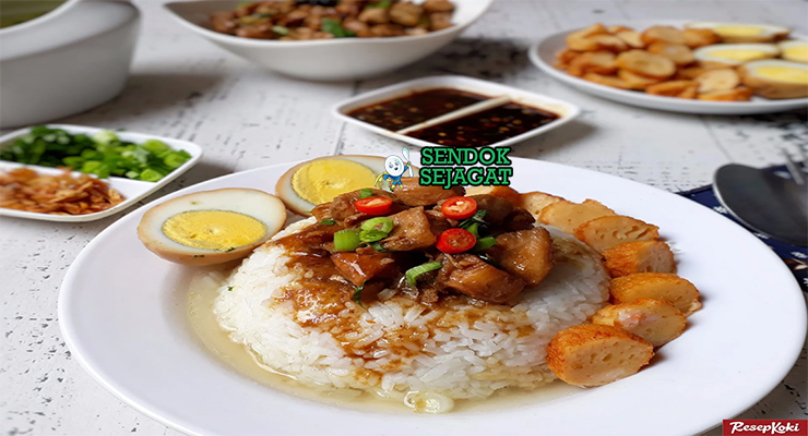 Nasi Bakmoy dengan ayam tumis, kuah kaldu, dan telur rebus