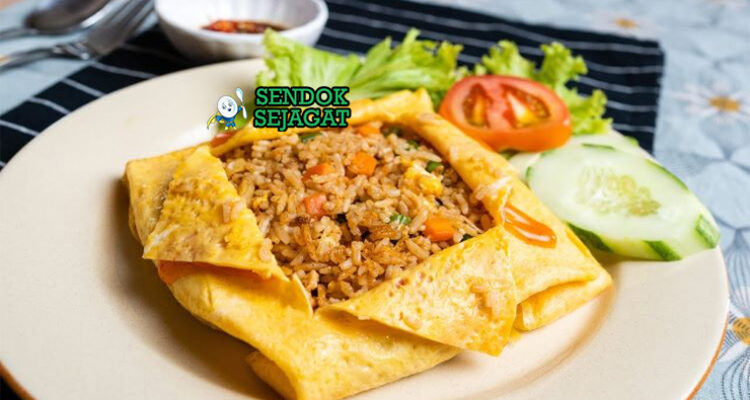 Nasi Goreng Pattaya dengan omelet tipis dan topping sambal